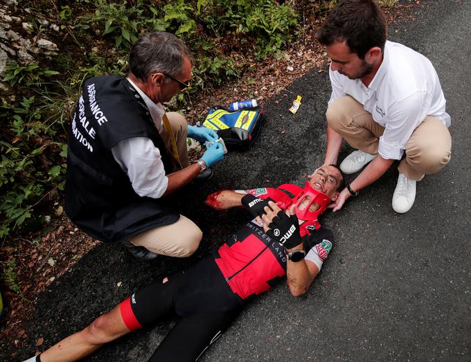 Richie Porte je pri več kot 70 km/h zapeljal s ceste in priletel v skale. | Foto: Reuters