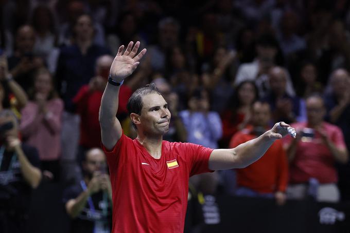 Rafael Nadal po izgubljenem dvoboju. Ob glasnem aplavzu je pomahal publiki. Nismo vedeli, ali zadnjič. | Foto: Reuters