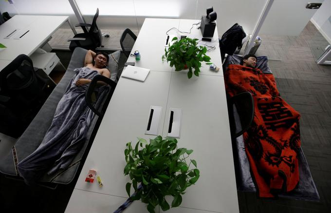 Drugod imajo prenočevanje na delovnem mestu organizirano bolj "po domače" – uslužbenci spijo na zložljivih posteljah ob pisalnih mizah … | Foto: Reuters