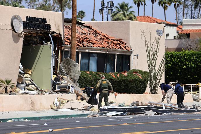 Kalifornija, Palm Springs, napad | V soboto je silovita eksplozija poškodovala stavbo klinike in sosednja poslopja. V preiskavi so ugotovili, da je eksplodirala bomba v avtomobilu osumljenega napadalca. | Foto Reuters