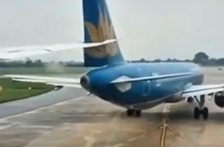 Incident na letališču: boeingovo letalo s krilom prerezalo rep Airbusa #video