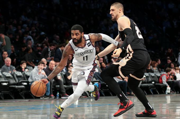 Kyrie Irving, eden najboljših strelcev lige NBA, je izpustil zadnjih 26 tekem Brooklyna, v katerih so Nets dosegli 13 zmag in prav toliko porazov. Ob vrnitvi na parket je bil prvi strelec tekme. | Foto: Reuters