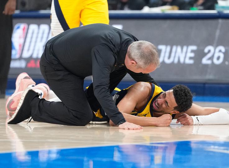 Tyrese Haliburton, ki je imel v finalni seriji težave z desno nogo (poškodba mečne mišice), je moral zapustiti igrišče že sredi prve četrtine. Neuradno, tako je sporočil njegov oče John, naj bi si poškodoval Ahilovo tetivo. | Foto: Reuters