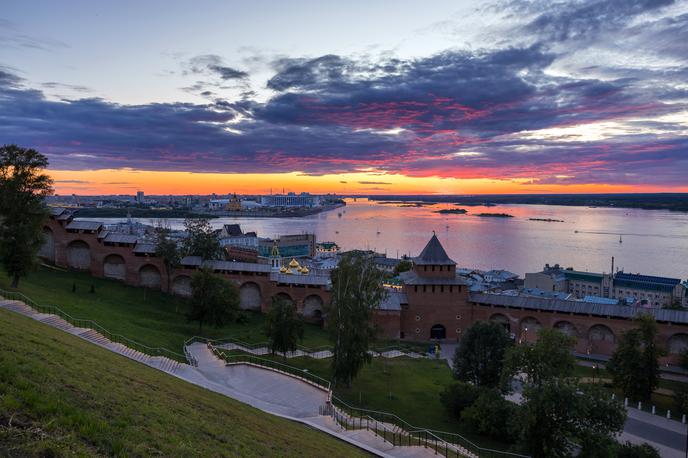 Volga, reka | Najbolj problematično je stanje v regiji Tver, kjer objektov za čiščenje odpadnih voda nihče ni preveril že več kot dve leti, saj jih sploh ne morejo doseči, in v regiji Ivanovo, kjer so najprej postavili nove čistilne naprave, a sploh nikoli niso delovale, nato pa so jih začeli demontirati. V regiji Jaroslavl so medtem že leta 2022 naročili 11 novih čistilnih naprav, a jih še kar čakajo. | Foto Shutterstock