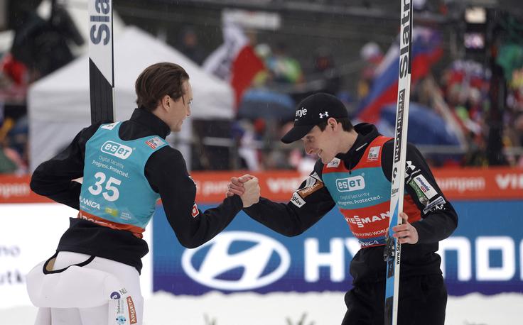 Domen Prevc in Anže Lanišek po koncu tekme | Foto: Reuters