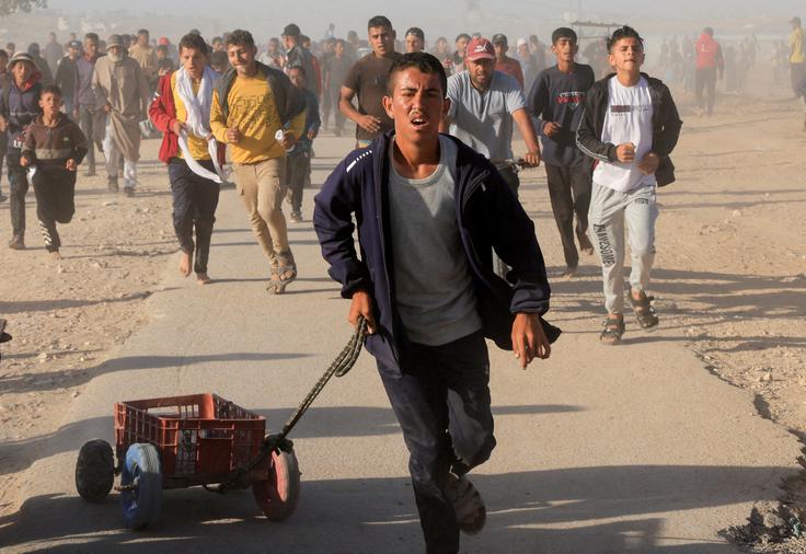Tek za hrano je postal nočna mora izstradanih Palestincev v Gazi. | Foto: Reuters