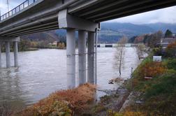 Oseba skočila v Dravo, poteka iskalna akcija