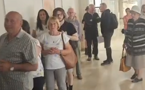 Pacienti pred ZD Kamnik čakali več ur: vrsta vse od zgornjega nadstropja do dvorišča