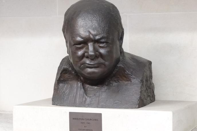 Winston Churchill | Slika je ena najbolj ikoničnih podob Churchilla, pojavlja se celo na britanskem bankovcu za pet funtov. | Foto STA