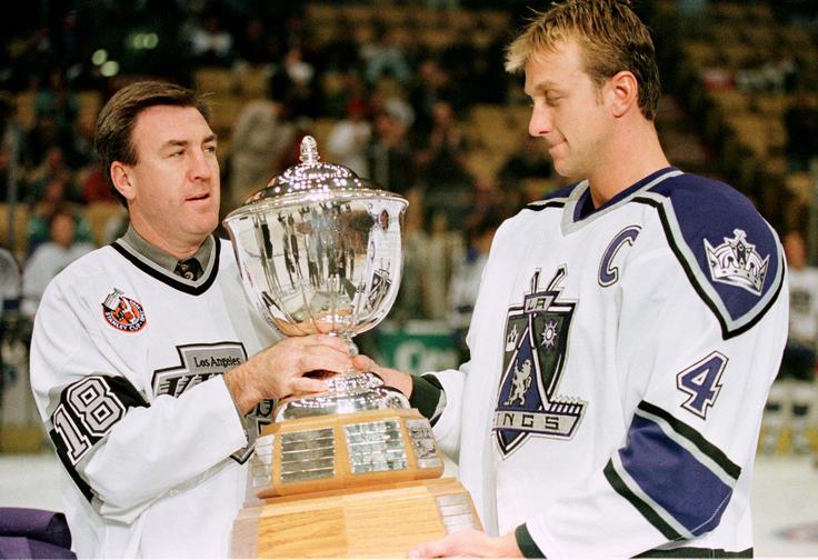Dave Taylor (levo) drži rekord po številu odigranih tekem v dresu Los Angeles Kings. Zbral jih je 1.111. Številko bosta, če ne bo višje sile, presegla Dustin Brown in Kopitar. Rob Blake (desno) je z 805 tekmami naslednji, ki ga lovi slovenski hokejist. | Foto: Reuters