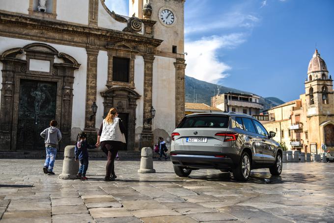 Ker je za 30 centimetrov krajši kot kodiaq, se več kot odlično znajde v mestnih središčih. V majhni in čudoviti vasici Carini je bil pod nenehnim drobnogledom domačinov. | Foto: Gašper Pirman