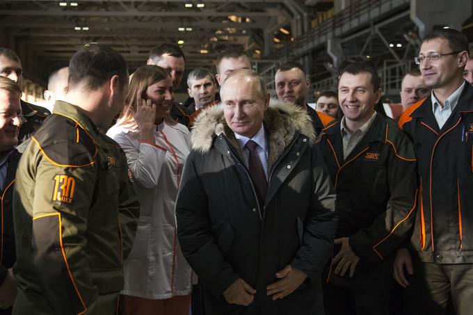 Ruski predsednik Vladimir Putin na obisku v ruski tovarni tankov Uralvagonzavod. | Foto: Guliverimage