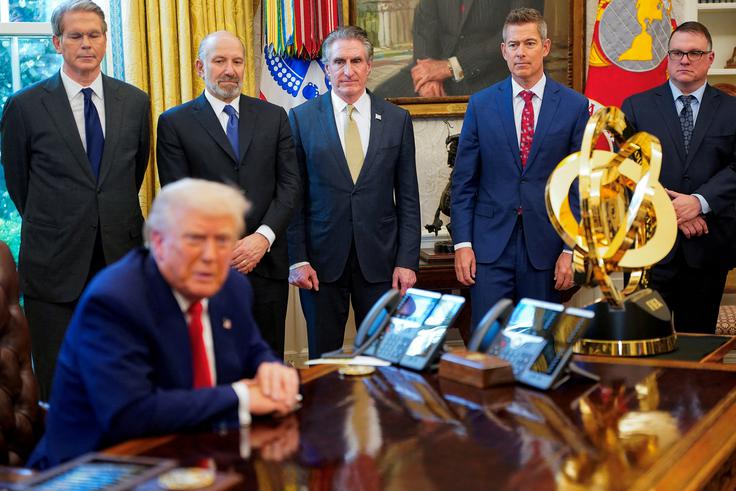 Z leve: minister za notranje zadeve Doug Burgum, minister za trgovino Howard Lutnick, minister za promet Sean Duffy, minister za finance Scott Bessent in predsednik predstavniškega doma Michigan Matt Hall stojijo ob strani predsedniku Donaldu Trumpu, medtem ko podpisuje izvršne ukaze in razglase v Ovalni pisarni v Beli hiši v Washingtonu, 9. april 2025.  | Foto: Reuters