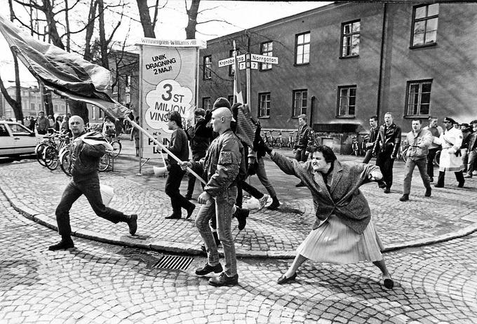 Ženska na fotografiji, ki je s torbico napadla obritoglavega neonacista v švedskem mestu Växjö, je Danuta Danielsson. Njena mama je dobršen del druge svetovne vojne preživela v koncentracijskem taborišču Auschwitz.  | Foto: 