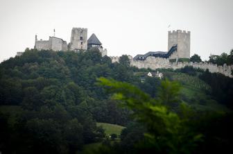 Na Celjski grad avgusta prihaja igra potopitvenega gledališča Celjski vsi