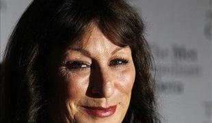 Anjelica Huston bo napisala spomine