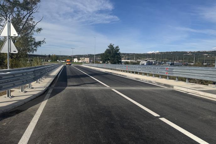 Koper, Sermin, serminska vpadnica | Gradnja serminske vpadnice je del evropskega projekta, ki vključuje tudi prihodnjo gradnjo dvanajstega veza in novega priveza za ladje v Luki Koper. Celoten projekt v vrednosti več kot 40 milijonov evrov bo omogočil hitrejši pretok blaga in potnikov ter prevoz težke vojaške opreme, pri čemer EU sofinancira polovico upravičenih stroškov. | Foto Nikola Milosavić Aleksić/STA