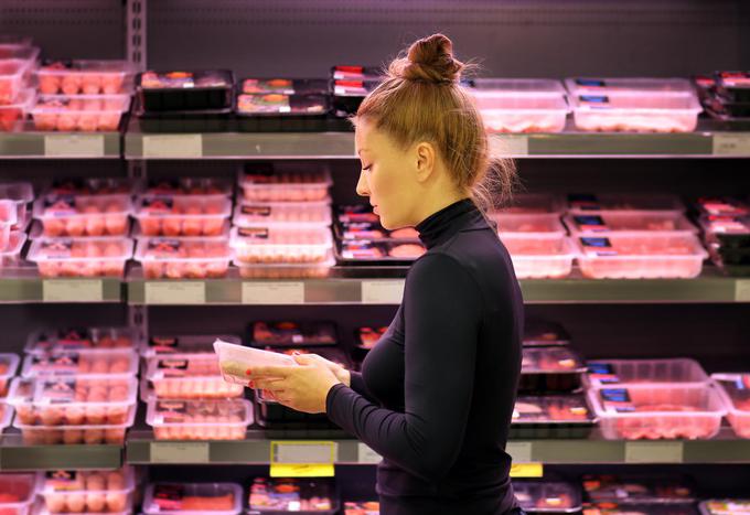 Trgovci in proizvajalci pri poimenovanjih mesnih izdelkov pogosto uporabljajo pridevnike slovensko, domače in podobno, čeprav je v njih meso iz drugih držav. | Foto: Getty Images