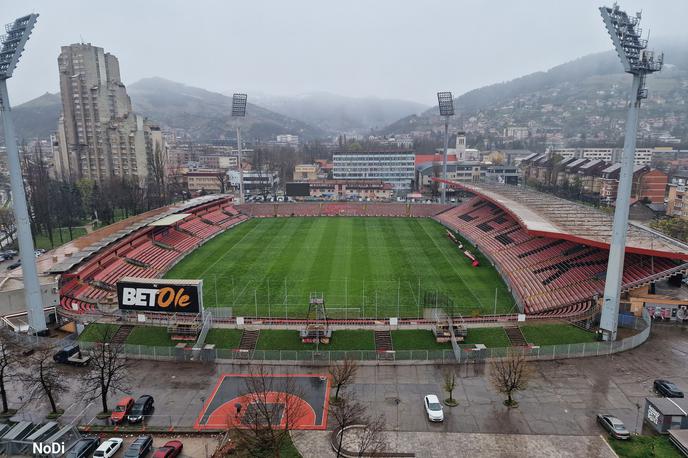 stadion Zenica | Bosanski ljubitelj nogometa za ogled težko pričakovanje tekme med BiH in Italijo, ki bo odločila o potniku na svetovno prvenstvo, za 500 evrov ponuja svoj balkon. "V ceno sta vključena žar in pijača po vaši izbiri," dodaja.  | Foto Dino Mujanović/Facebook