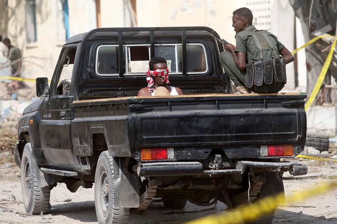 Al Šabab | Odgovornost za napad so prevzeli v skrajni milici Al Šabab. Na fotografiji pridržani pripadnik somalijskih skrajnežev. | Foto Reuters
