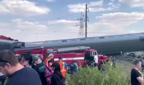 Huda železniška nesreča v Rusiji: dve osebi umrli, najmanj 140 je ranjenih #video