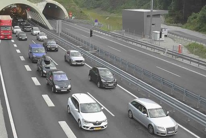 Gneča na mejnih prehodih, pri razcepu Kozarje gorel avtomobil #foto