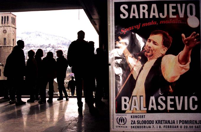 Plakat za Balaševićeva koncerta, ki ju je leta 1998 odigral v Sarajevu - zaradi tega je bil tudi sam deležen groženj s smrtjo. | Foto: Reuters