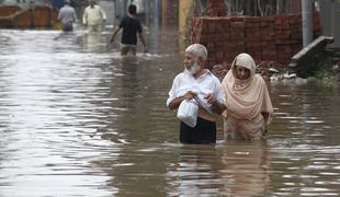 Poplave in plazovi zahtevali številne žrtve v Pakistanu, Indiji in na Kitajskem