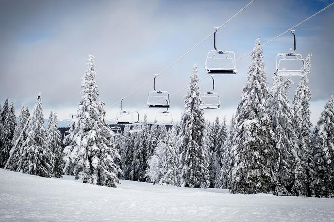 Rogla | Slovenska smučišča od 1. januarja, odkar je začel veljati odlok, da lahko smučajo samo smučarji z negativnim testom na novi koronavirus, ne starejšim od 24 ur, bolj ali manj samevajo.  | Foto Ana Kovač