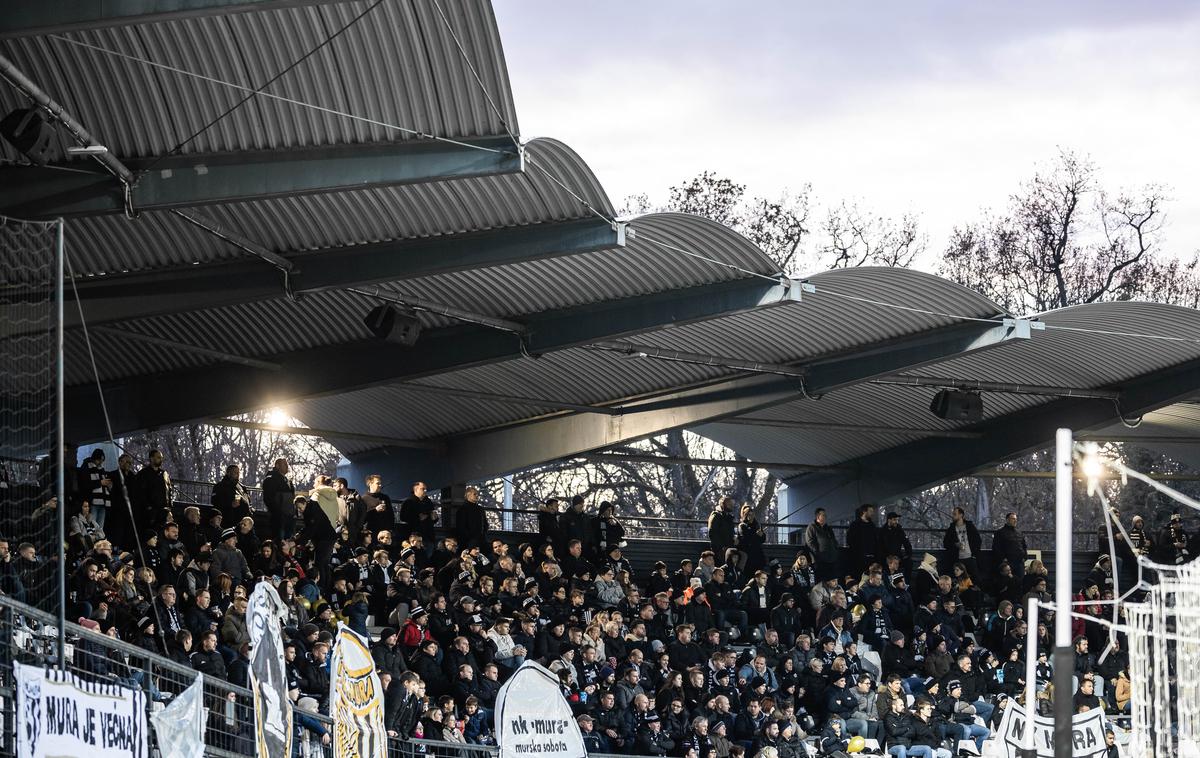 Mura, navijači, Fazanerija, Murska Sobota | Policisti so v sektorju navijačev Mure zasegli več pirotehničnih sredstev. | Foto Jure Banfi