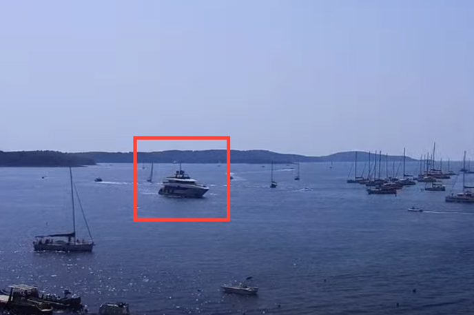 Hvar Merlak | Jahta EVA. 4EVA, na kateri dopust preživlja slovenski kriptomilijonar Damian Merlak, med približevanjem pristanišču mesta Hvar. | Foto Live camera Hvar / Posnetek zaslona