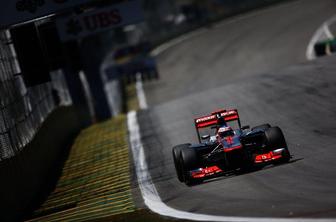 Alonso ostaja pol sekunde za Vettlom, dežja še od nikoder