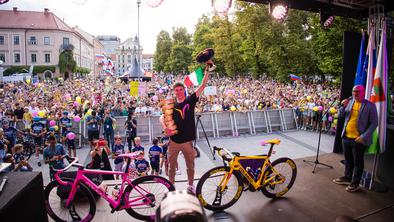 Tadej Pogačar se je v Ljubljano pripeljal kar s kolesom #video