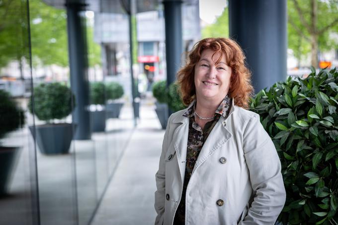 "Sama sicer učim maturante in redko še vidim starše, ampak vseeno se mi zdi nedopustno, kaj nekateri starši počnejo, kako se vtikajo v pedagoško delo, rušijo avtoriteto," poudarja sogovornica.  | Foto: Gaja Hanuna