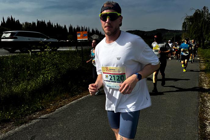 Pri 24 letih ga je ustavilo telo – danes teče polmaraton pod 1:30