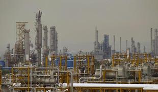 Iran grozi s takojšnjo ustavitvijo dobave nafte EU