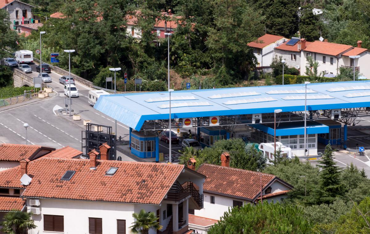 Mejni prehod Sečovlje/Plovanija | Na hrvaški strani nekaterih mejnih prehodov nastajajo zastoji. | Foto STA