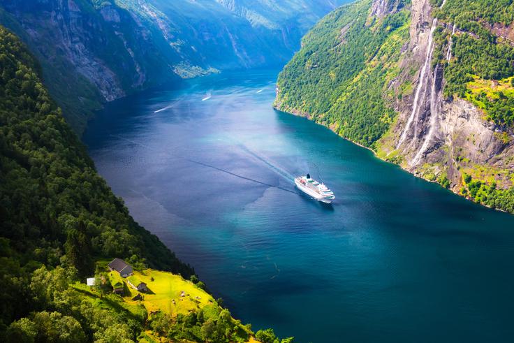 Potniška križarka v bližini vasi Geiranger. Na desni strani fotografije je znameniti Slap sedmih sester.  | Foto: Shutterstock
