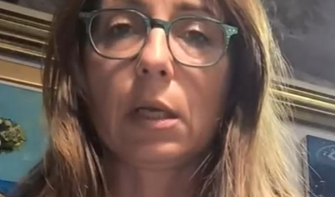 Gimnazijska profesorica iz Novega Sada gladovno stavka. Zavrača tudi vodo.