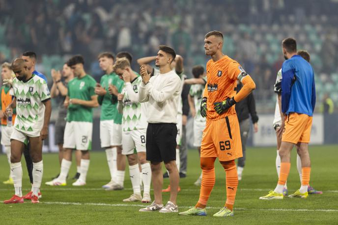 Olimpija, Matevž Vidovšek | Vratar Olimpije Matevž Vidovšek je bil po porazu vidno razočaran in se zapletel v besedni spopad s soigralcem. | Foto Boštjan Podlogar/STA
