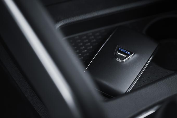Ta ključ lahko ostane v žepu voznika in bo samodejno odklenil vrata, ko se jim bo približal. | Foto: Dacia