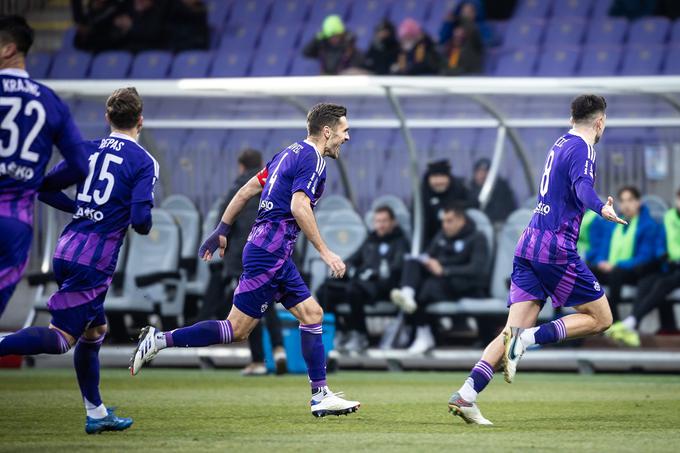 Marko Božić je popeljal Maribor v vodstvo z evrogolom iz prostega strela, nato je na 2:0 povišal Benjamin Tetteh. Ganec je v nadaljevanju še dvakrat zatresel mrežo Nafte, a sta bila zadetka razveljavljena zaradi prekrška Jana Repasa v napadu in nedovoljenega položaja, nato je bil zaradi prepovedanega položaja razveljavljen še zadetek Hillala Soudanija. Božić je v 75. minuti povišal prednost na 3:0, končni rezultat pa je postavil Soudani. | Foto: Jure Banfi