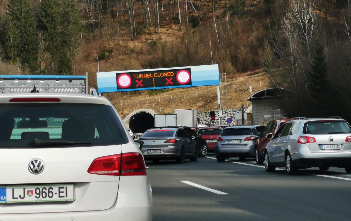 Posledice nesreče na štajerski avtocesti | Na štajerski avtocesti za predorom Jasovnik v smeri proti Mariboru se je popoldne zgodila prometna nesreča. | Foto Gal Ancelj