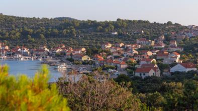 Upor na hrvaškem otoku: trajektu s turisti niso dovolili pristati
