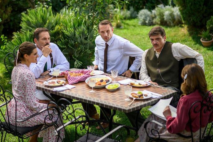 Divlje pčele | Snemanje serije Divje čebele - Antonio Agostini sedi skrajno desno. | Foto IMDb