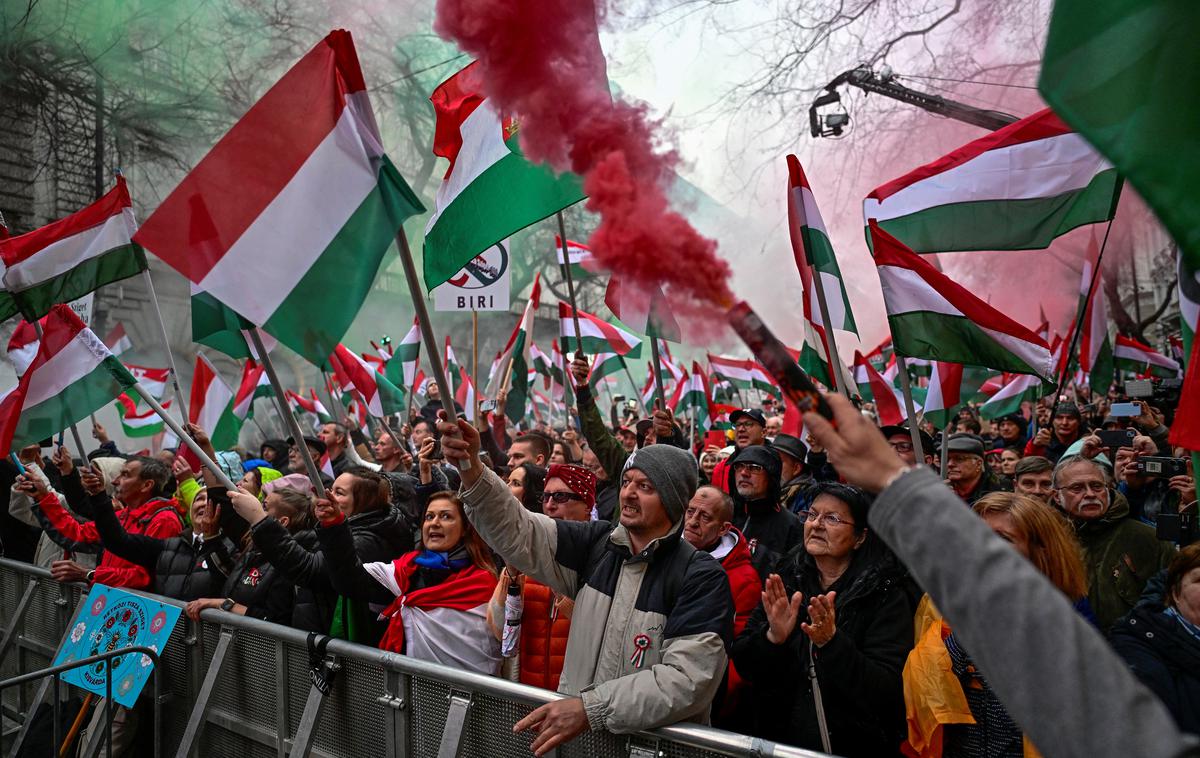 protesti na Madžarskem | Na protestu v Budimpešti se je po poročanju Reutersa zbralo več deset tisoč ljudi. | Foto Reuters