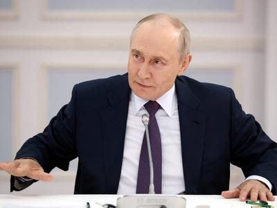 Rusija množično prodaja zlato. Zakaj se je Putin iz velikega kupca spremenil v prodajalca?