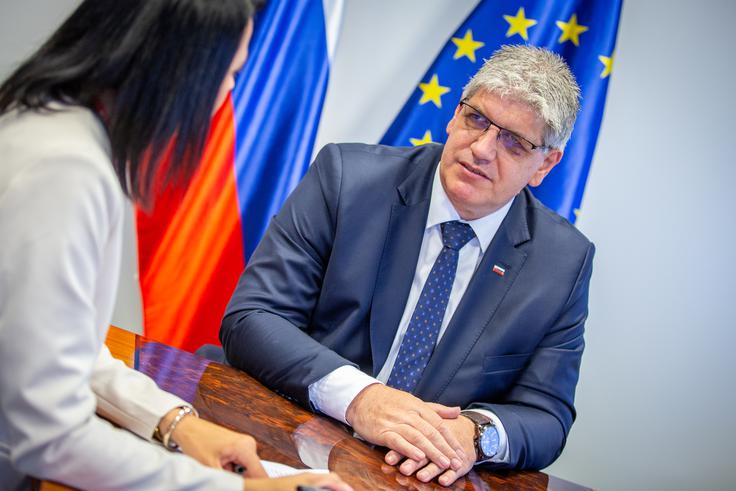 Minister Boštjan Poklukar pravi, da je trenutno največji izziv pomanjkanje kadra. Zato so skupaj s sindikatoma okrepili promocijo in aktivno politiko zaposlovanja. Letos se je na policijsko akademijo vpisalo več kot 400 mladih. | Foto: Gaja Hanuna