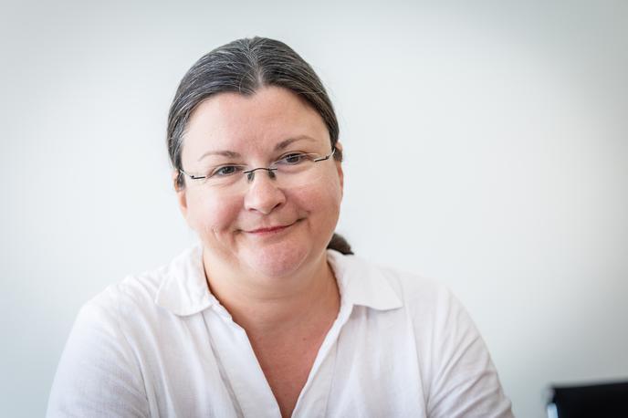 Katja Kokot | Katja Kokot je sicer konec junija za STA v zvezi s predlogom novele zakona o veterinarstvu, ki ga poslanska skupina Resni.ca zdaj umika, pojasnila, da gre v smer, da se v vsaki regiji organizira najmanj ena dežurna veterinarska ambulanta, klinika ali bolnišnica, ki ima za to ustrezno usposobljen kader, dovolj zaposlenih in primerno opremo za obravnavo urgentnih primerov. | Foto Gaja Hanuna