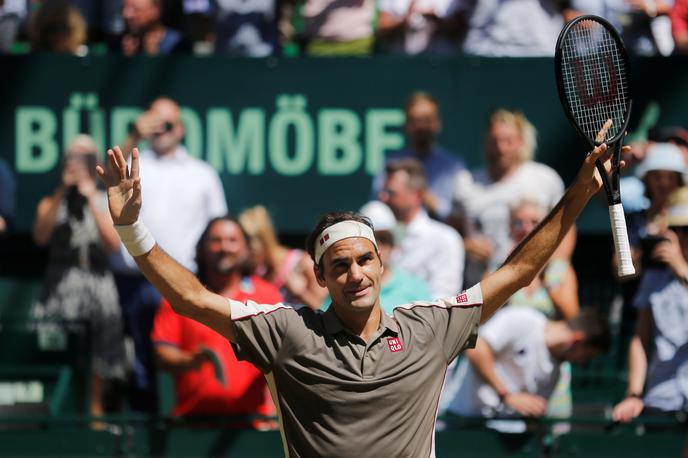 Roger Federer | Takole je Roger Federer proslavil novo, jubilejno deseto zmago na turnirju v Halleju. | Foto Reuters